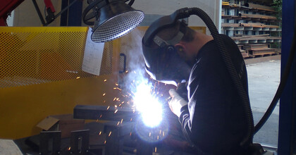 ks_smede_og_montage_teaser_welder-using-plymovent-welding-fume-extraction-arm