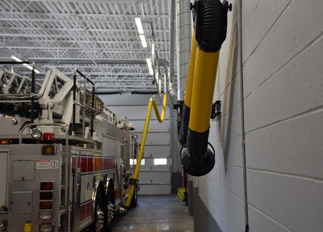 white_springs_fire_department_fire-truck-connecten-to-exhaust-extraction-hose-with-magnetic-grabber-and-safety-disconection-handle-with-a-n-extraction-arm-on-the-wall