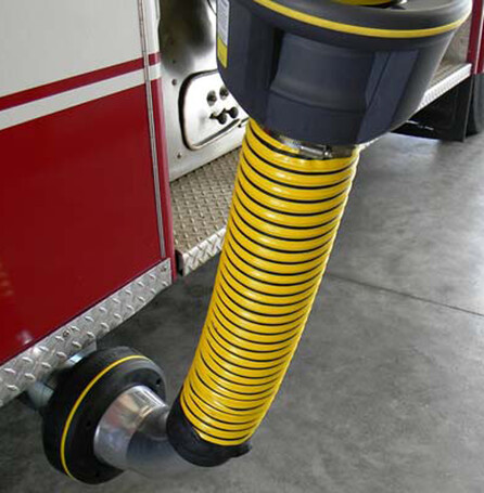 An einem Feuerwehrfahrzeug angeschlossene Magnetic Grabber-Absaugdüse für die Abgasabsaugung